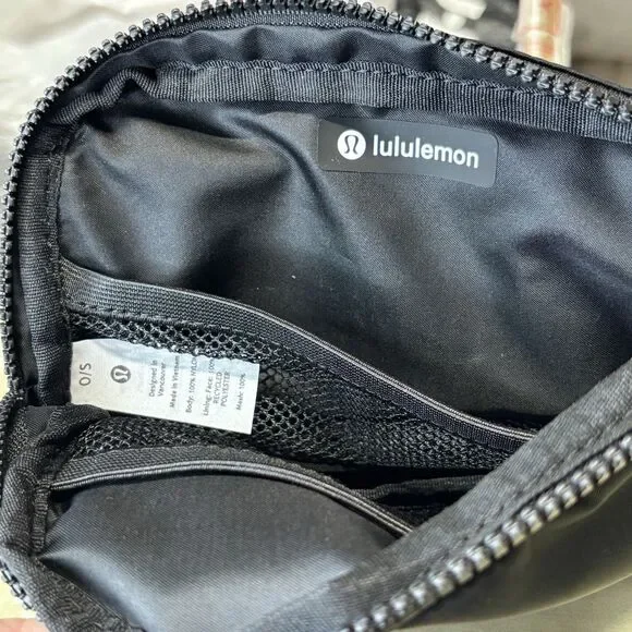 Lululemon Everywhere Belt Bag 1L with Logo Strap Black NWT - Picture 6 of 9
